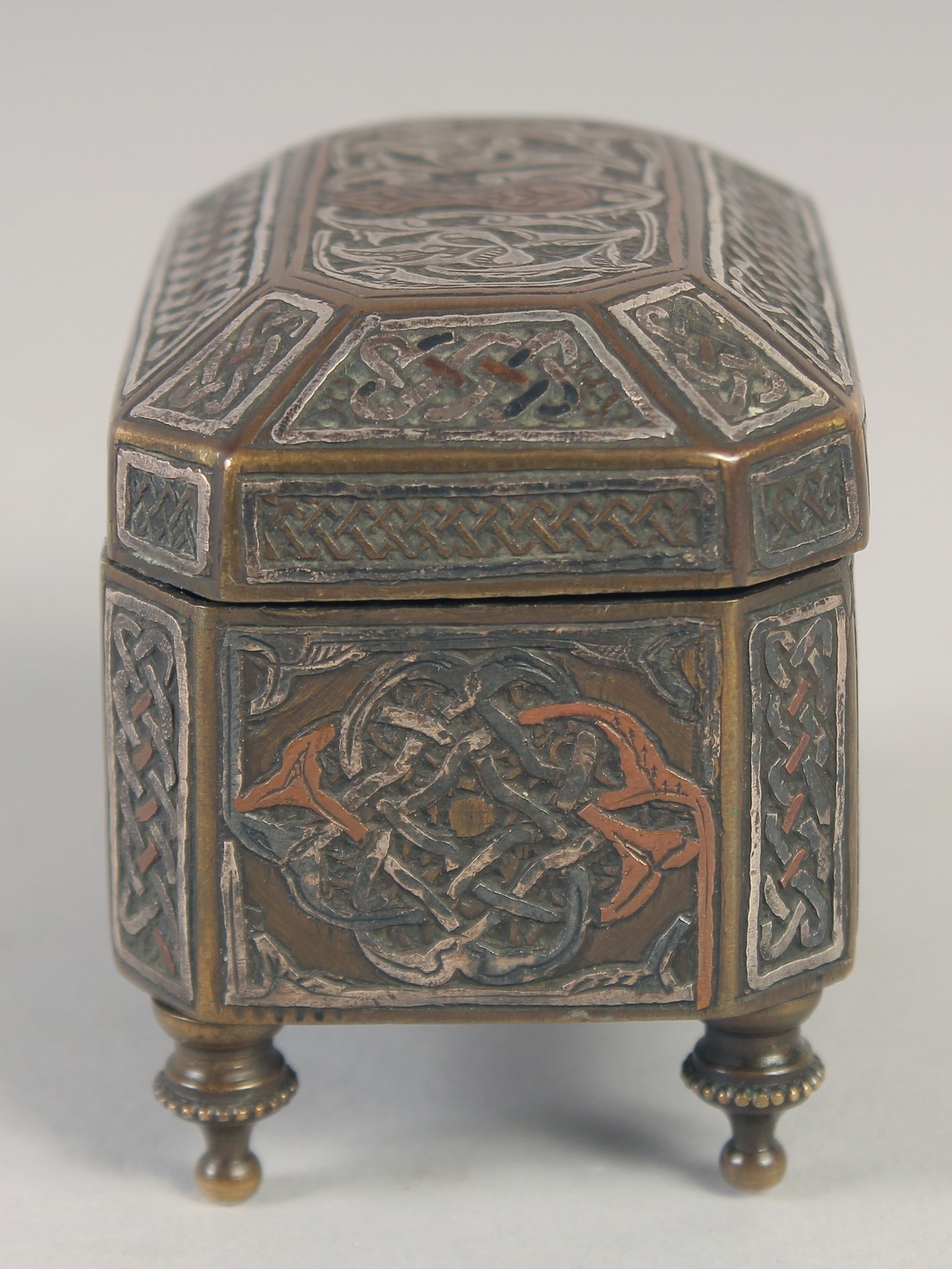 A SYRIAN MINIATURE BRASS BOX, with hinged lid, 7cm x 4.5cm. - Image 2 of 7