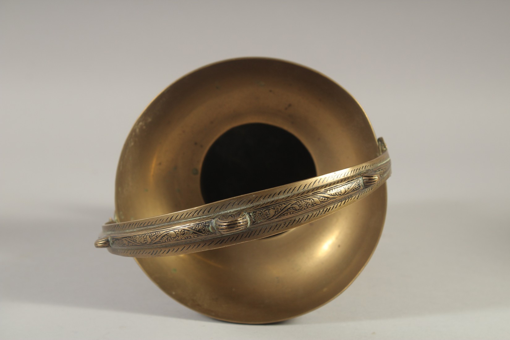 AN ENGRAVED BRASS SPITTOON, 29cm high. - Image 5 of 6