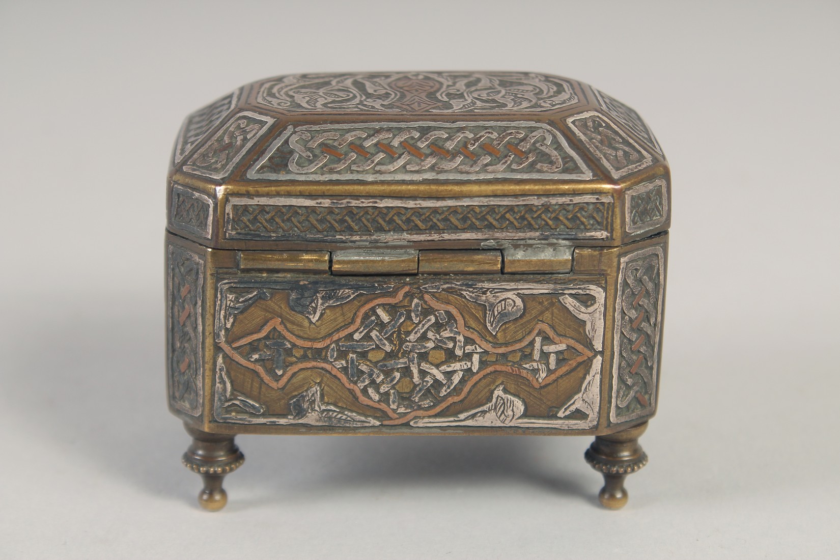 A SYRIAN MINIATURE BRASS BOX, with hinged lid, 7cm x 4.5cm. - Image 3 of 7