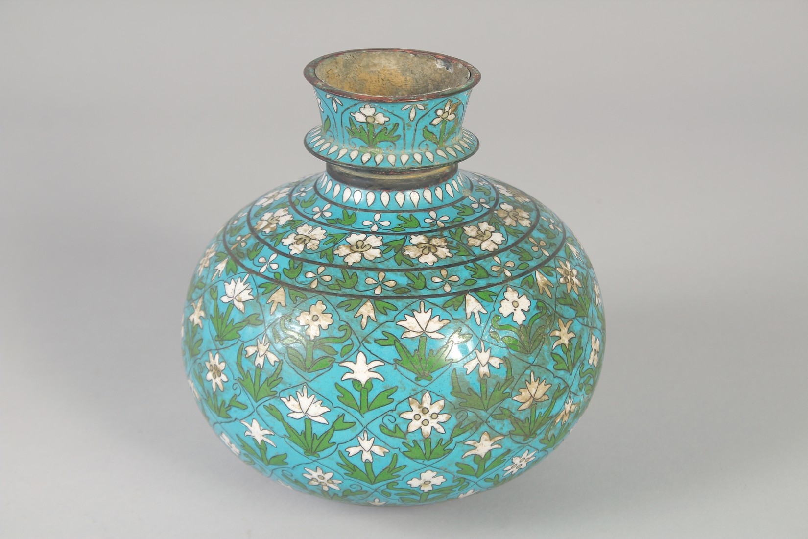 A RARE 19TH CENTURY CHINESE CLOISONNE ENAMELLED HUQQA BASE, for the Islamic Indian market, 15cm - Image 5 of 5