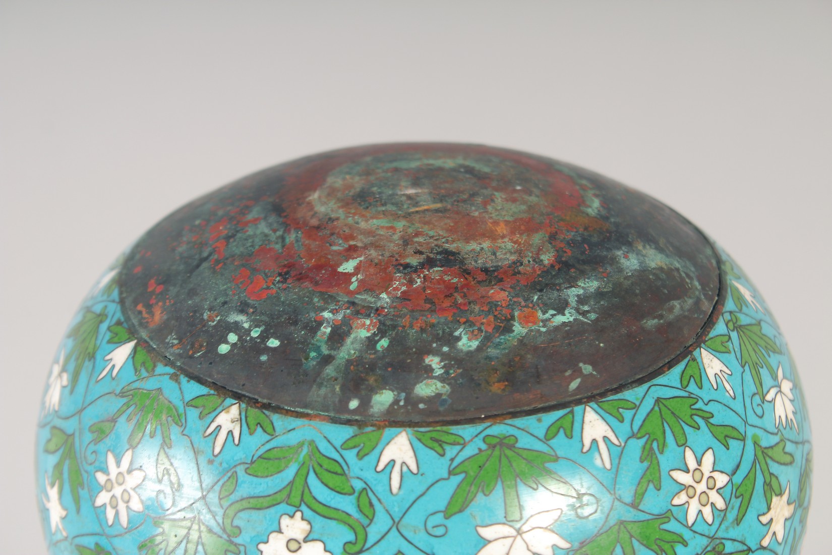 A RARE 19TH CENTURY CHINESE CLOISONNE ENAMELLED HUQQA BASE, for the Islamic Indian market, 15cm - Image 2 of 5
