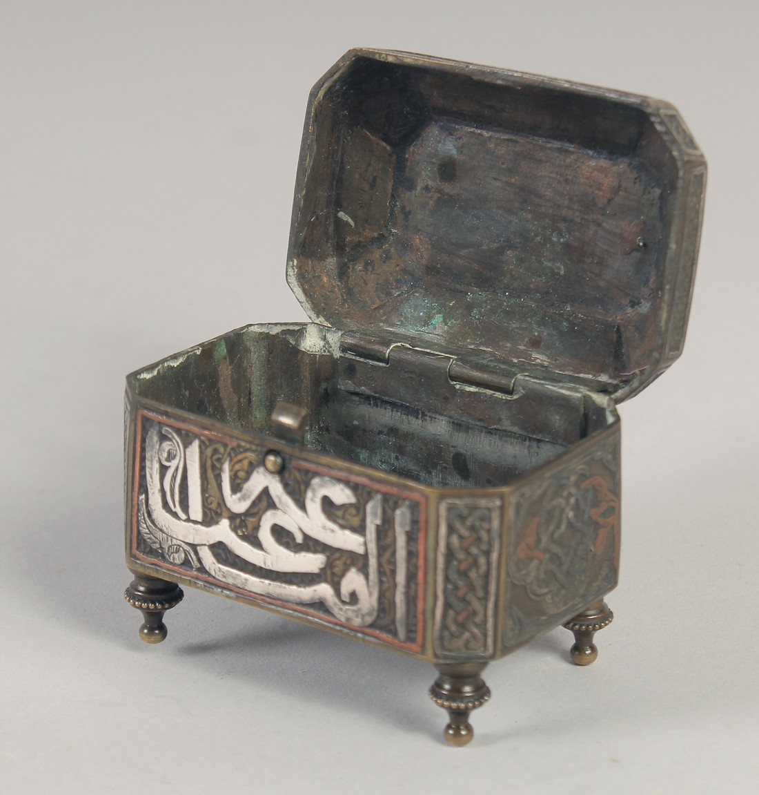 A SYRIAN MINIATURE BRASS BOX, with hinged lid, 7cm x 4.5cm. - Image 5 of 7