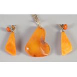 AN AMBER PENDANT NECKLACE AND PAIR OF AMBER EARRINGS, (3).