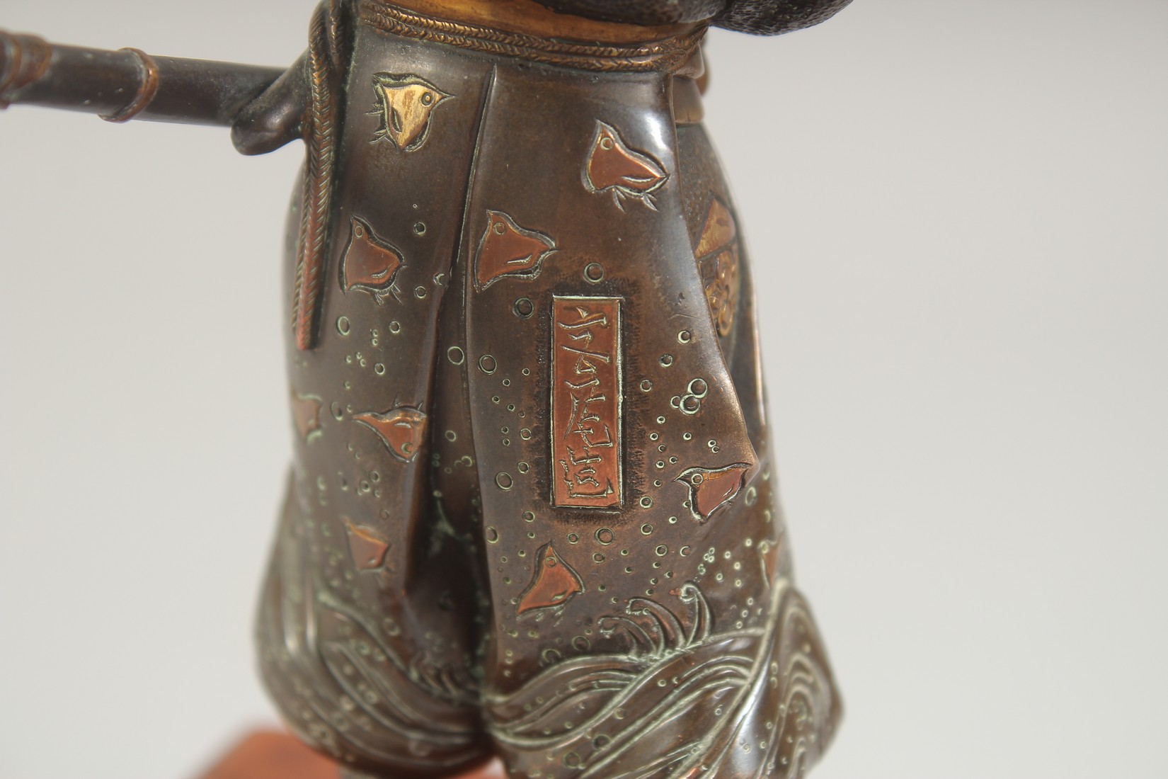 A FINE JAPANESE BRONZE OKIMONO of a warrior, signed Miyao Zo, mounted to a wooden base, 19.5cm - Image 5 of 6