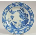 A CHINESE BLUE AND WHITE PLATE, 21cm diameter.