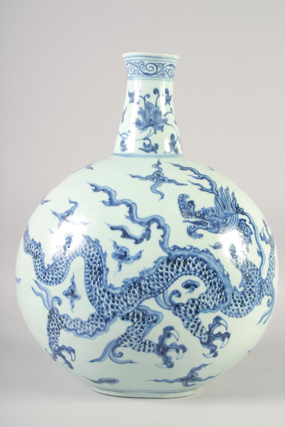 A LARGE CHINESE BLUE AND WHITE PORCELAIN MOON FLASK DRAGON VASE, bearing six-character mark, 44cm - Image 3 of 7