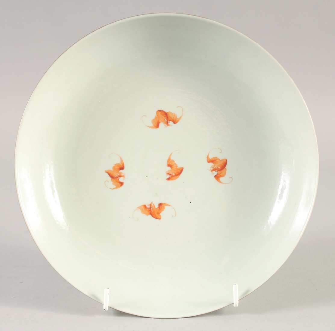 A CHINESE FAMILLE ROSE PORCELAIN DISH, decorated flowers, the interior with five bats, 21cm - Image 2 of 4