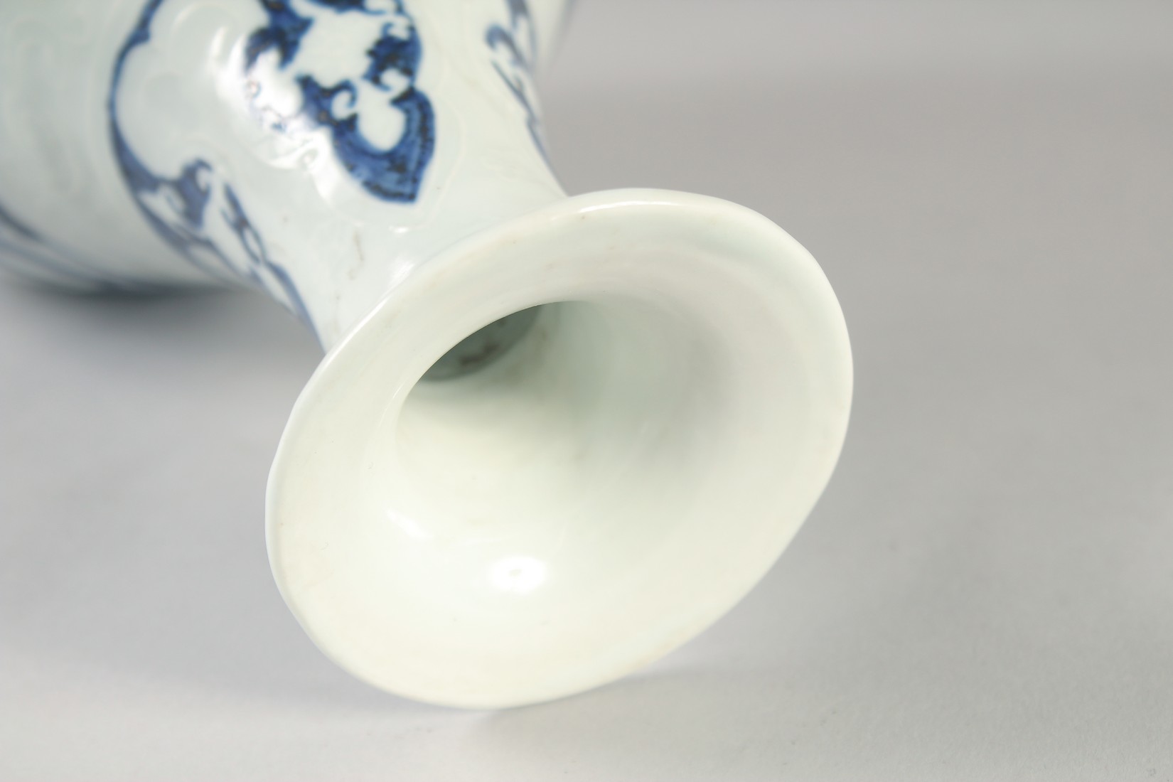 A CHINESE BLUE AND WHITE PORCELAIN YUHUCHUNPING VASE, with floral decoration, four-character mark to - Image 5 of 7