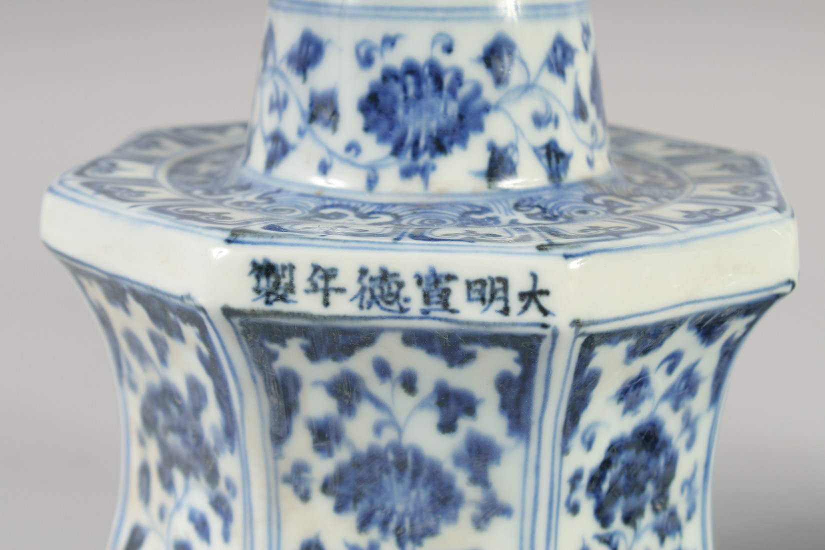 A PAIR OF A CHINESE BLUE AND WHITE PORCELAIN OCTAGONAL CANDLESTICKS, 27.5cm high. - Image 5 of 8