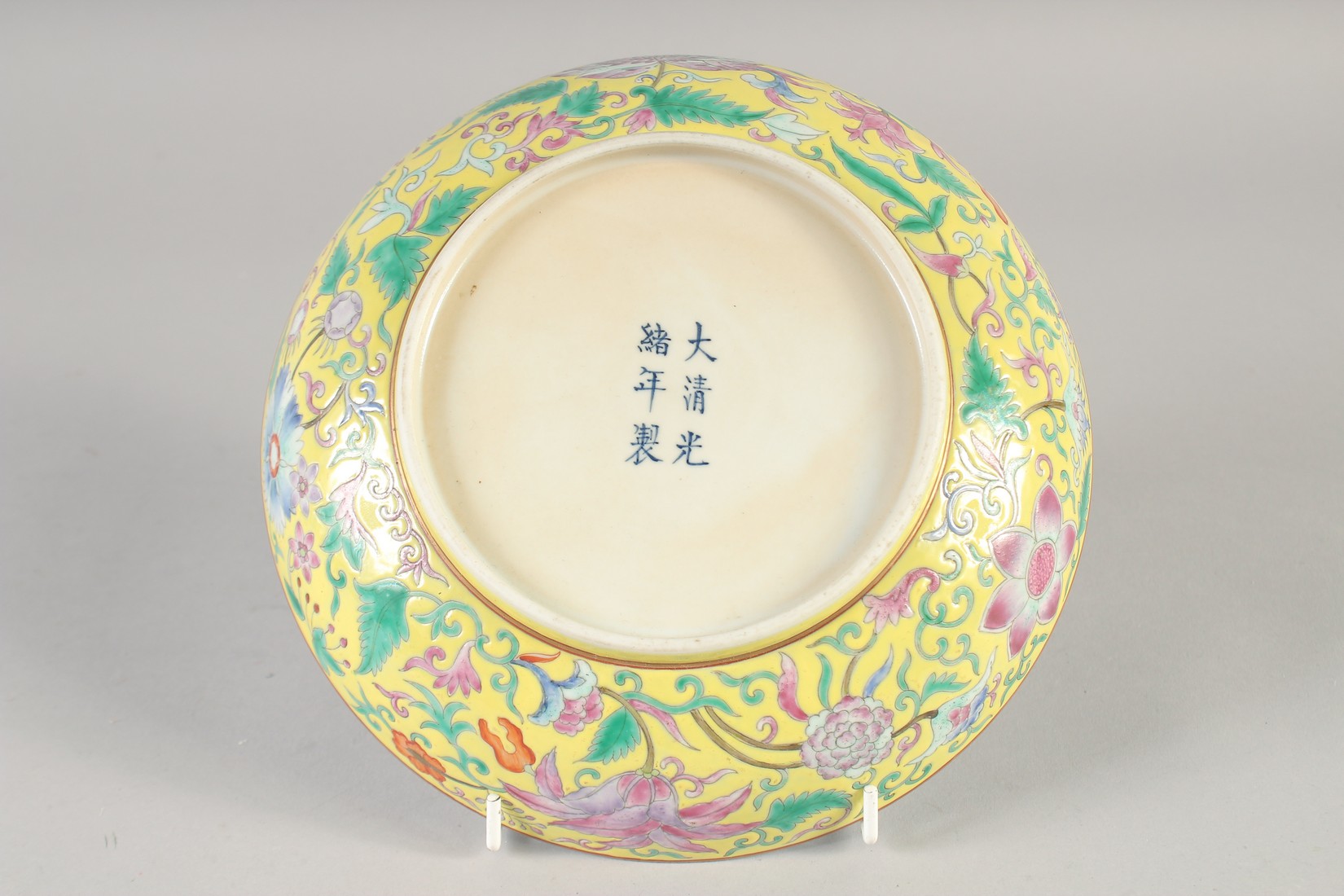 A CHINESE FAMILLE ROSE PORCELAIN DISH, decorated flowers, the interior with five bats, 21cm - Image 3 of 4