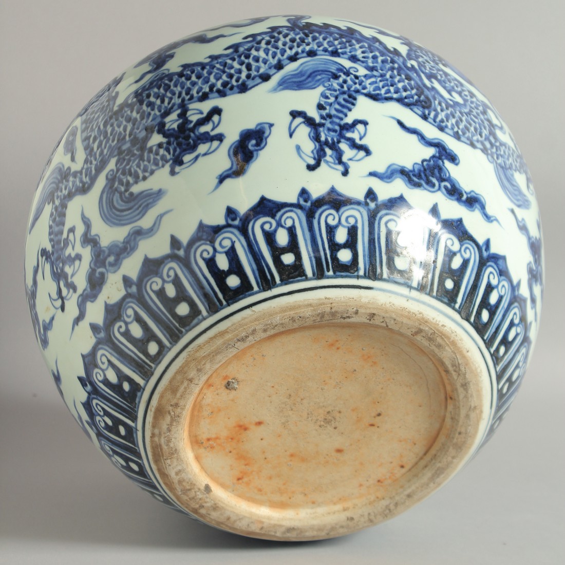 A LARGE CHINESE BLUE AND WHITE PORCELAIN JAR AND COVER, decorated with a dragon and stylised clouds, - Image 9 of 9