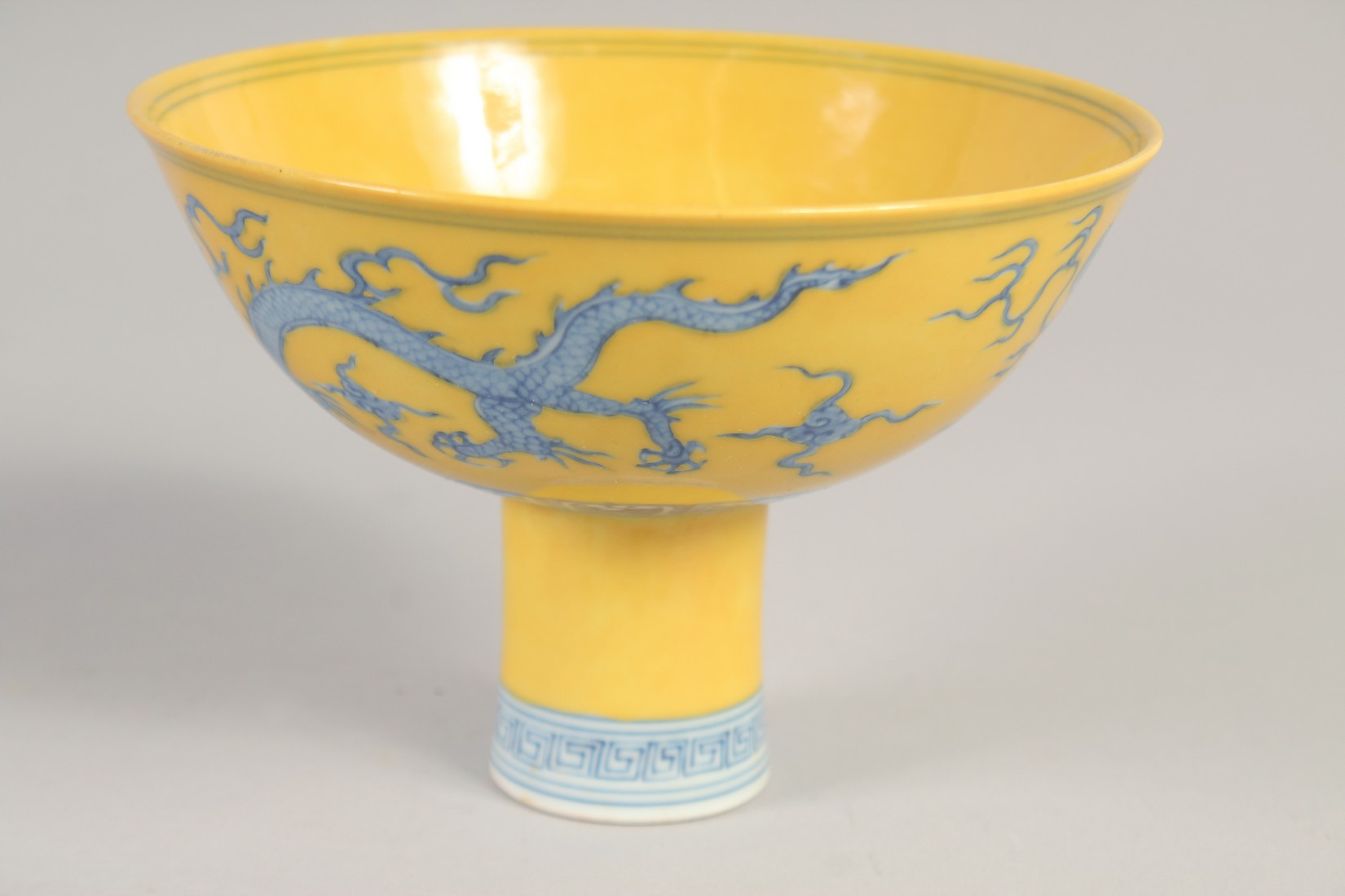 A CHINESE YELLOW GROUND BLUE AND WHITE STEM CUP, decorated with dragons, with six-character mark, - Image 3 of 6