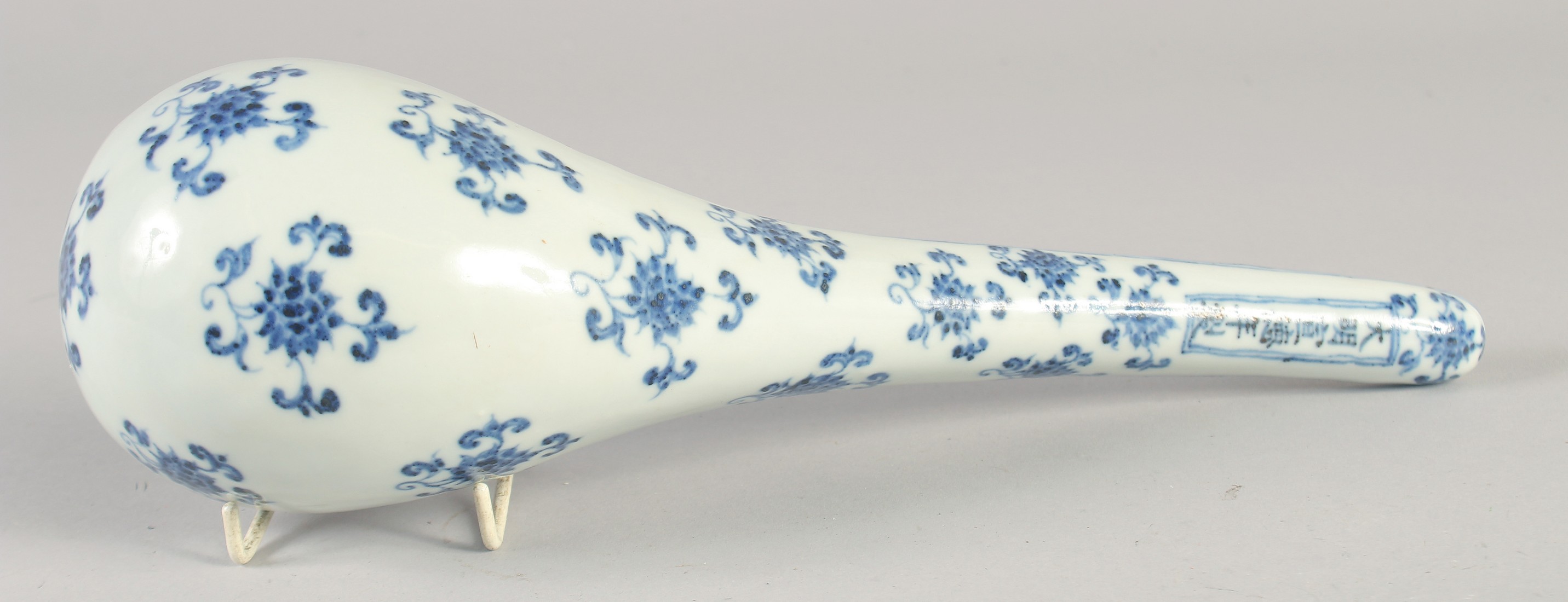 A LARGE CHINESE BLUE AND WHITE PORCELAIN LADLE, the interior with characters, bearing six- - Image 4 of 5