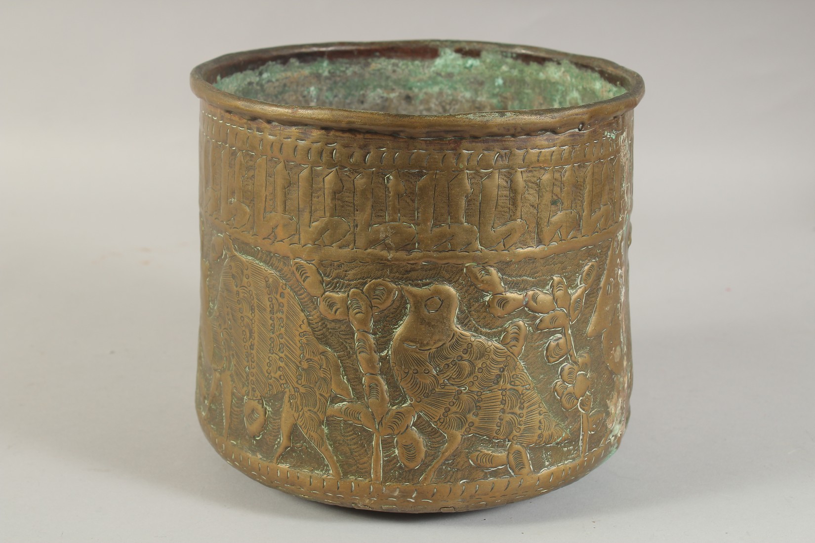 A JUDAICA ENGRAVED AND CHASED BRASS BOWL, 22cm diameter. - Image 3 of 5