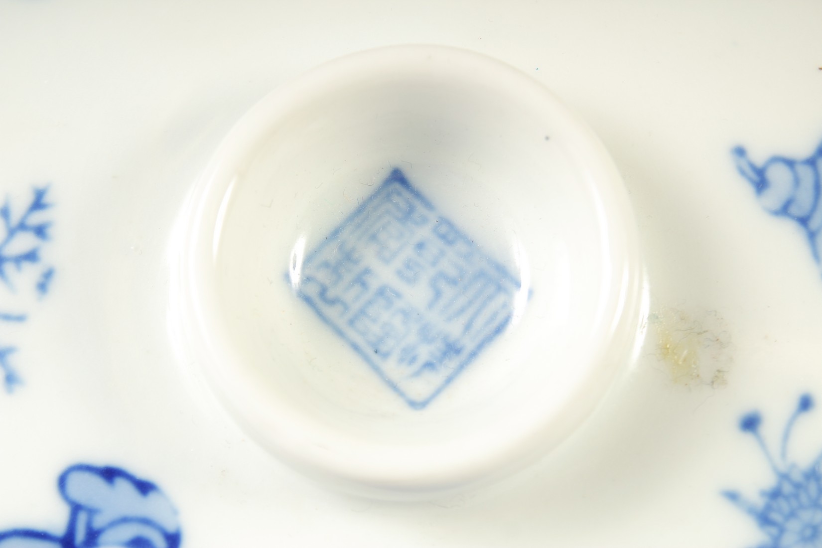 A CHINESE BLUE AND WHITE BOWL AND COVER, 18.5cm diameter. - Image 3 of 4