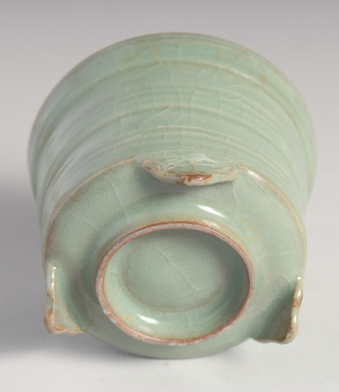 A SMALL CHINESE CELADON GLAZE TRIPOD INCENSE BURNER, 8.5cm diameter. - Image 3 of 3