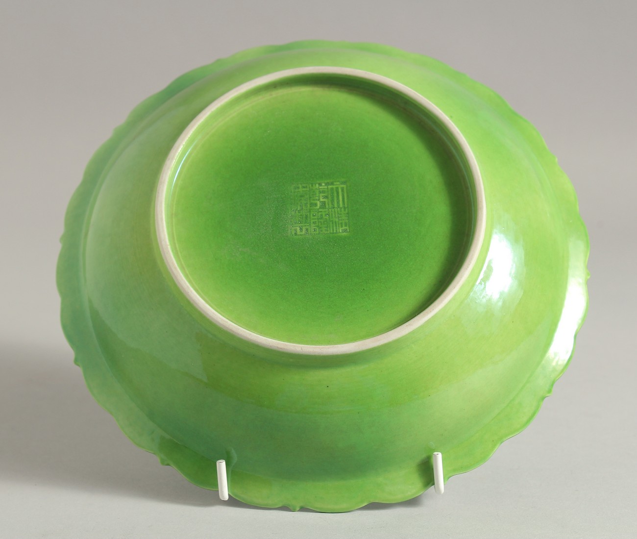 A CHINESE GREEN GLAZE PORCELAIN DISH, with incised dragon to the centre, character mark to base. - Image 2 of 3