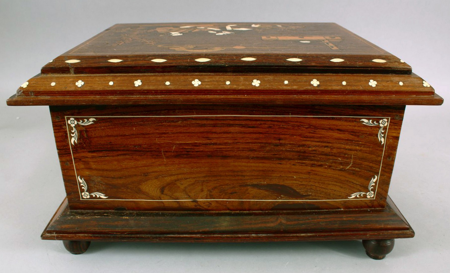 AN INDIAN BONE INLAID WOODEN BOX, inlaid with romantic figures in a landscape, with inlaid border - Image 5 of 5