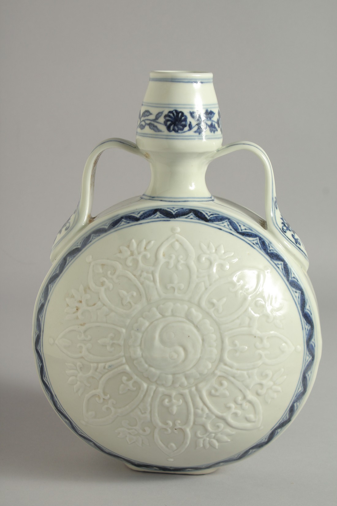 A CHINESE BLUE AND WHITE PORCELAIN TWIN HANDLED MOON FLASK, with carved yin-yang medallion radiating - Image 3 of 7