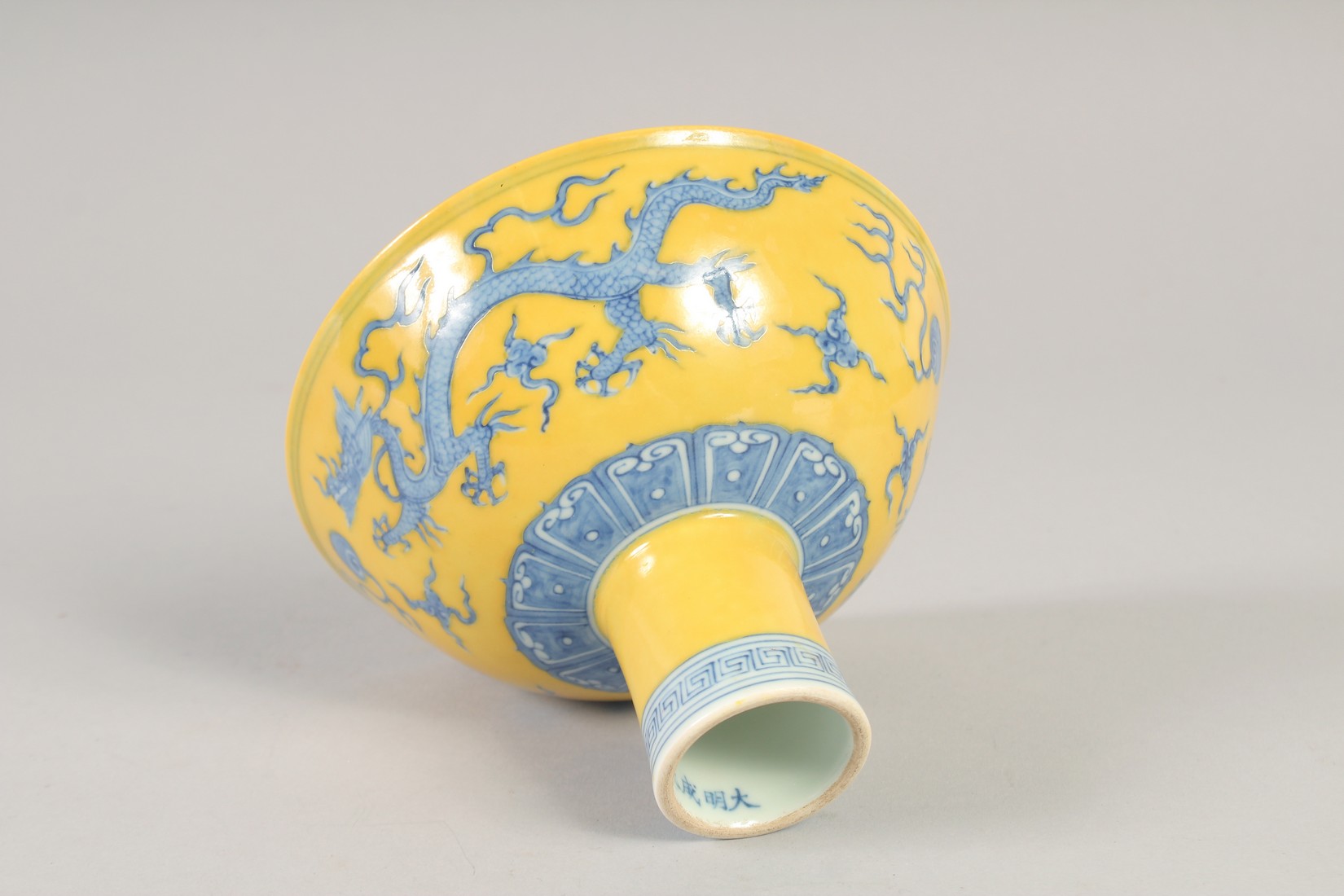 A CHINESE YELLOW GROUND BLUE AND WHITE STEM CUP, decorated with dragons, with six-character mark, - Image 5 of 6