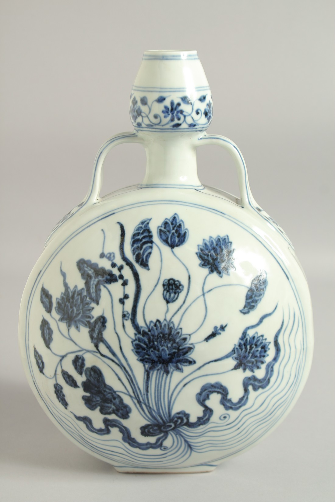 A CHINESE BLUE AND WHITE TWIN HANDLE MOON FLASK, with central floral spray, 30cm high. - Image 5 of 9