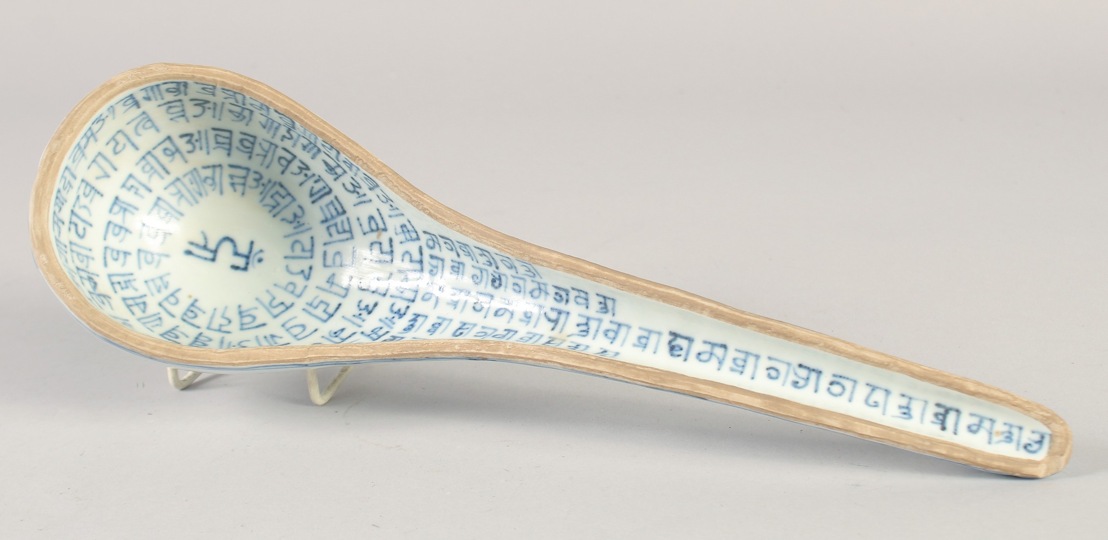 A LARGE CHINESE BLUE AND WHITE PORCELAIN LADLE, the interior with characters, bearing six- - Image 2 of 5