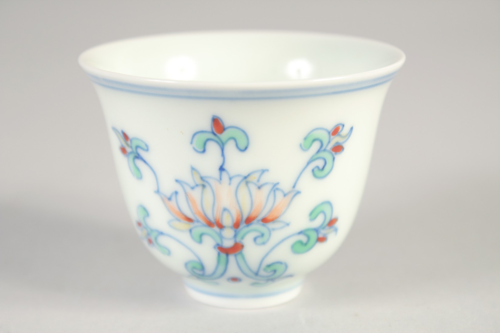 A CHINESE DOUCAI PORCELAIN CUP, with six-character mark, 6.5cm diameter. - Image 2 of 4