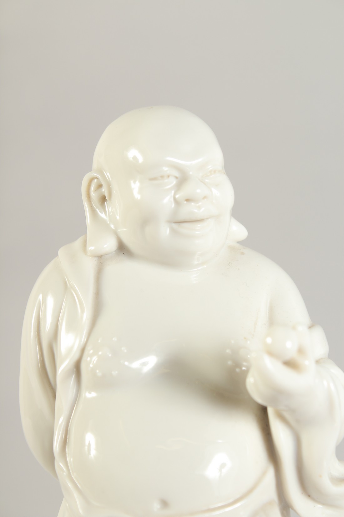 A BLANC DE CHINE PORCELAIN FIGURE OF AN IMMORTAL, 19.5cm high. - Image 4 of 5