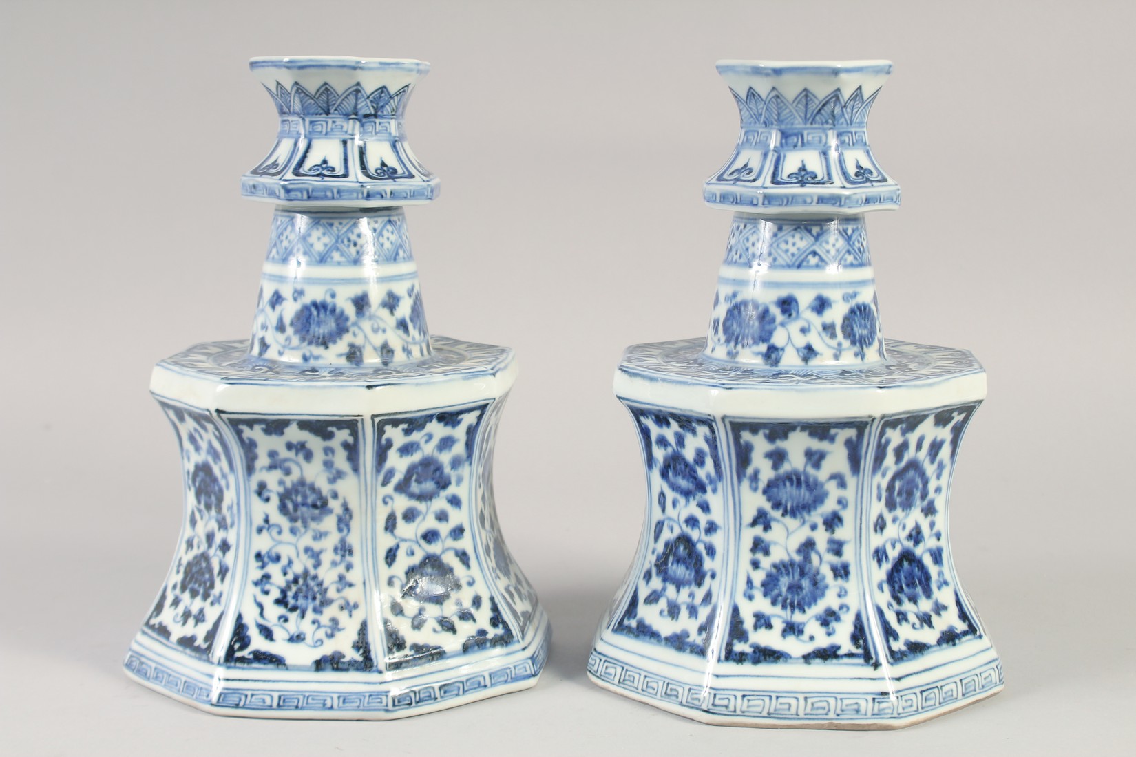 A PAIR OF A CHINESE BLUE AND WHITE PORCELAIN OCTAGONAL CANDLESTICKS, 27.5cm high. - Image 4 of 8