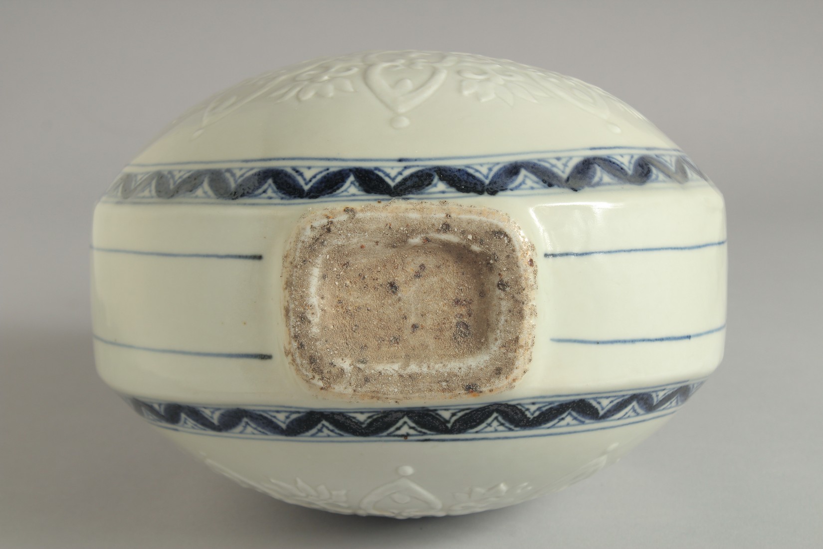 A CHINESE BLUE AND WHITE PORCELAIN TWIN HANDLED MOON FLASK, with carved yin-yang medallion radiating - Image 7 of 7