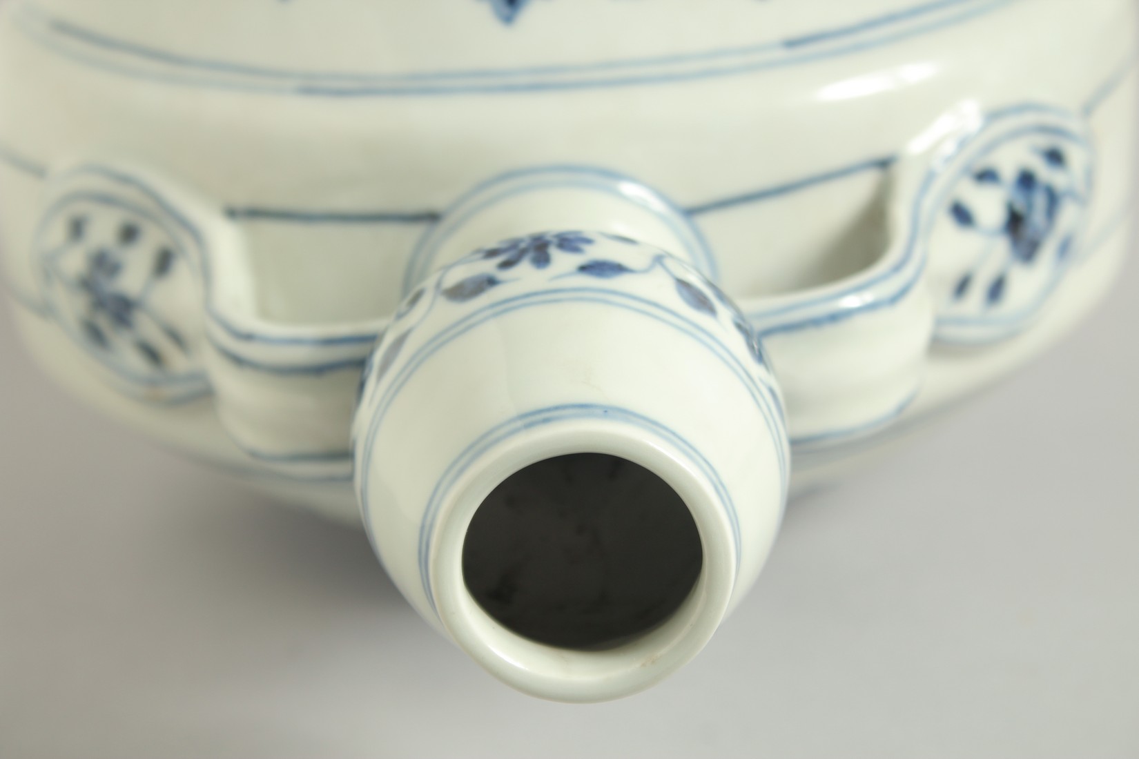 A CHINESE BLUE AND WHITE TWIN HANDLE MOON FLASK, with central floral spray, 30cm high. - Image 8 of 9