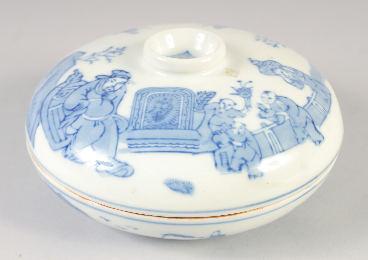 A CHINESE BLUE AND WHITE BOWL AND COVER, 18.5cm diameter.