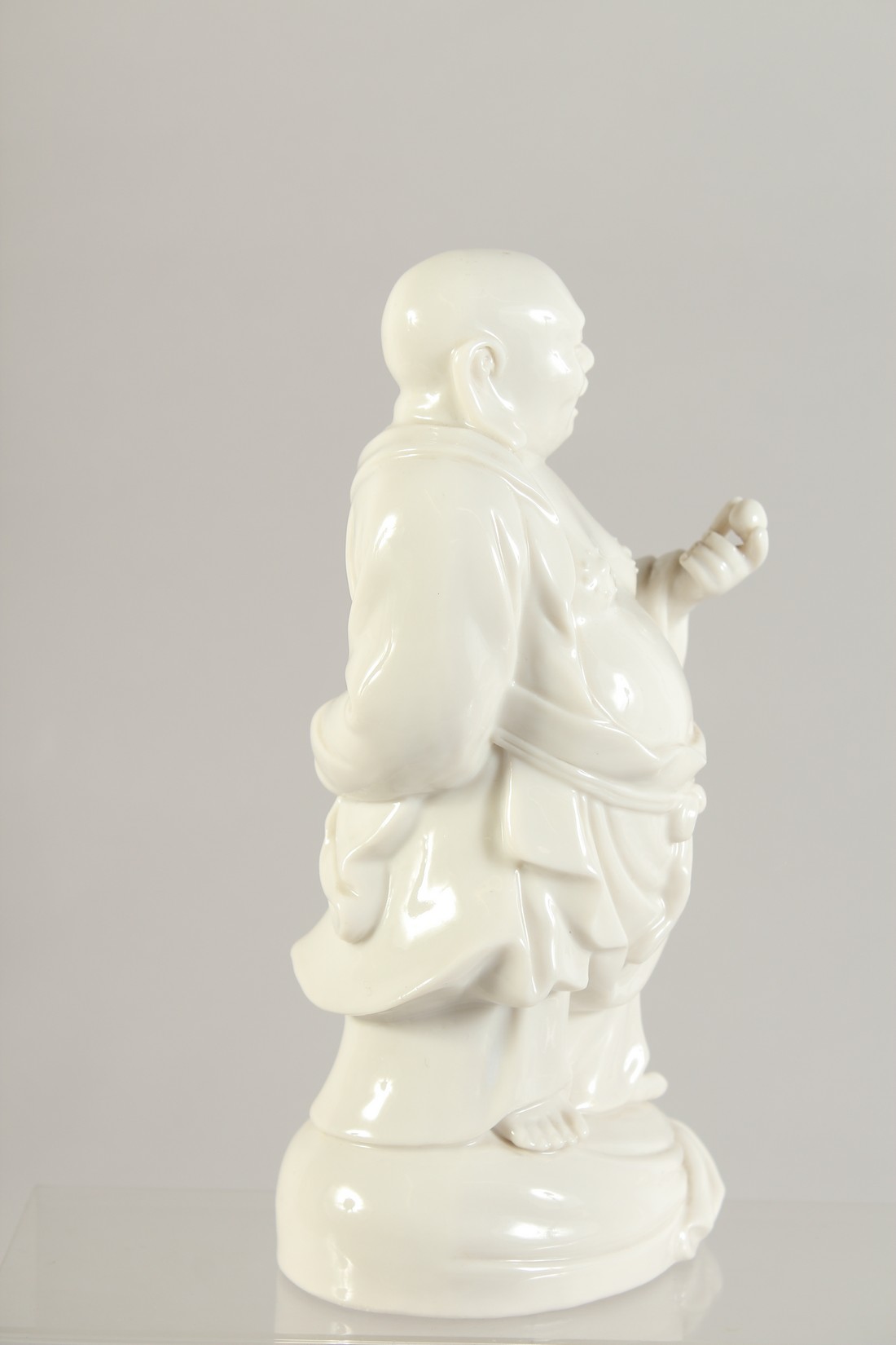 A BLANC DE CHINE PORCELAIN FIGURE OF AN IMMORTAL, 19.5cm high. - Image 2 of 5