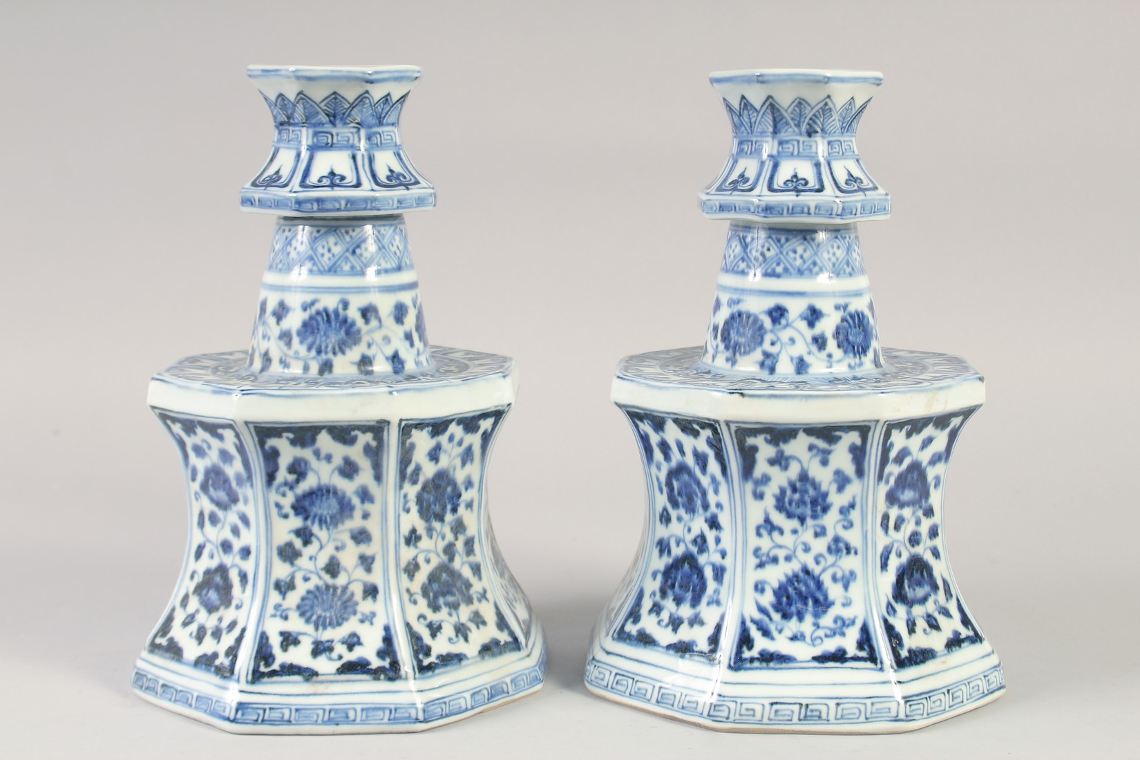 A PAIR OF A CHINESE BLUE AND WHITE PORCELAIN OCTAGONAL CANDLESTICKS, 27.5cm high. - Image 3 of 8