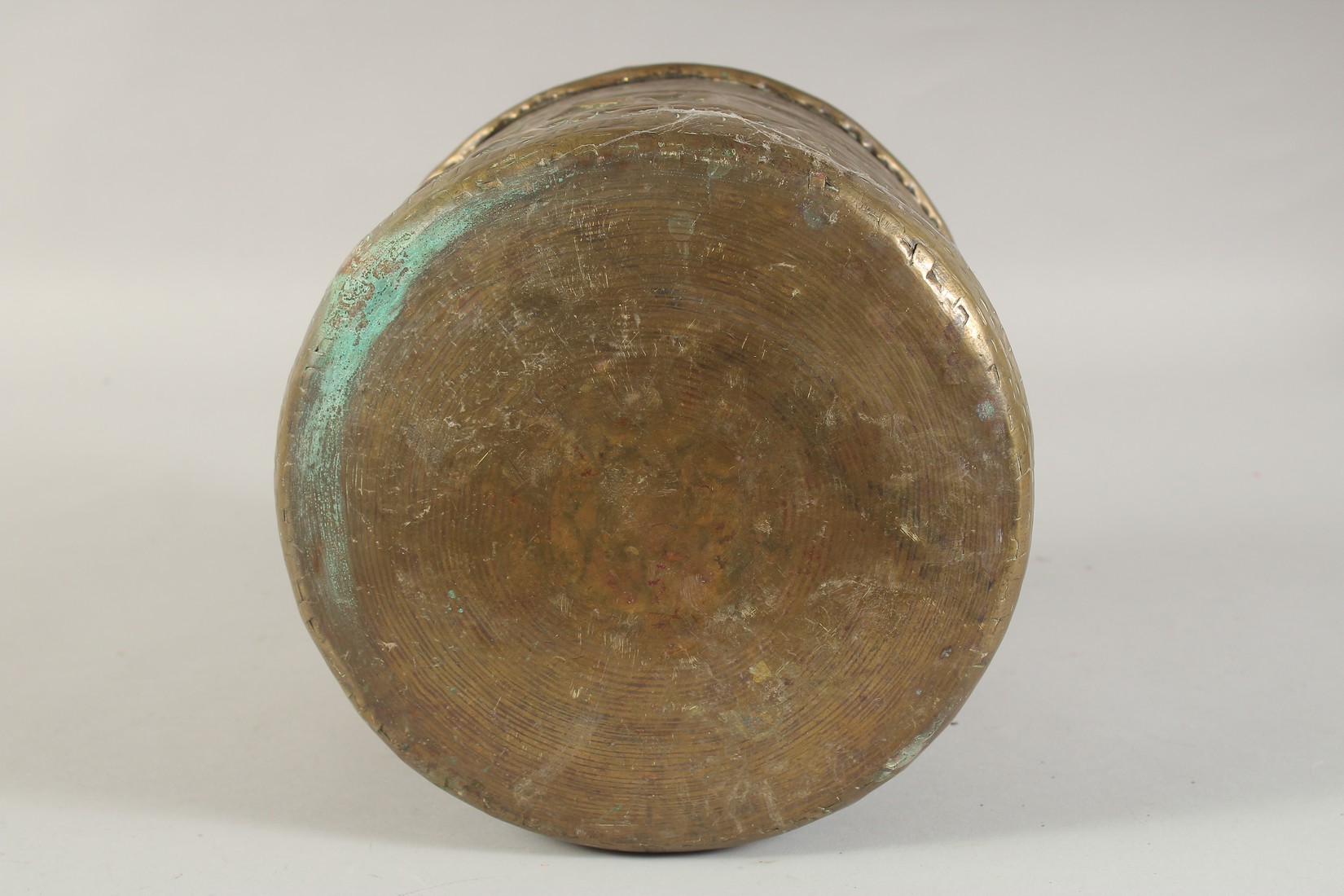 A JUDAICA ENGRAVED AND CHASED BRASS BOWL, 22cm diameter. - Image 5 of 5