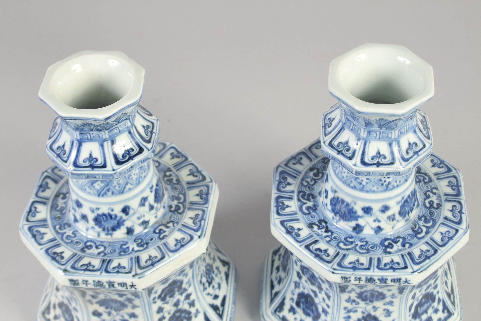 A PAIR OF A CHINESE BLUE AND WHITE PORCELAIN OCTAGONAL CANDLESTICKS, 27.5cm high. - Image 7 of 8