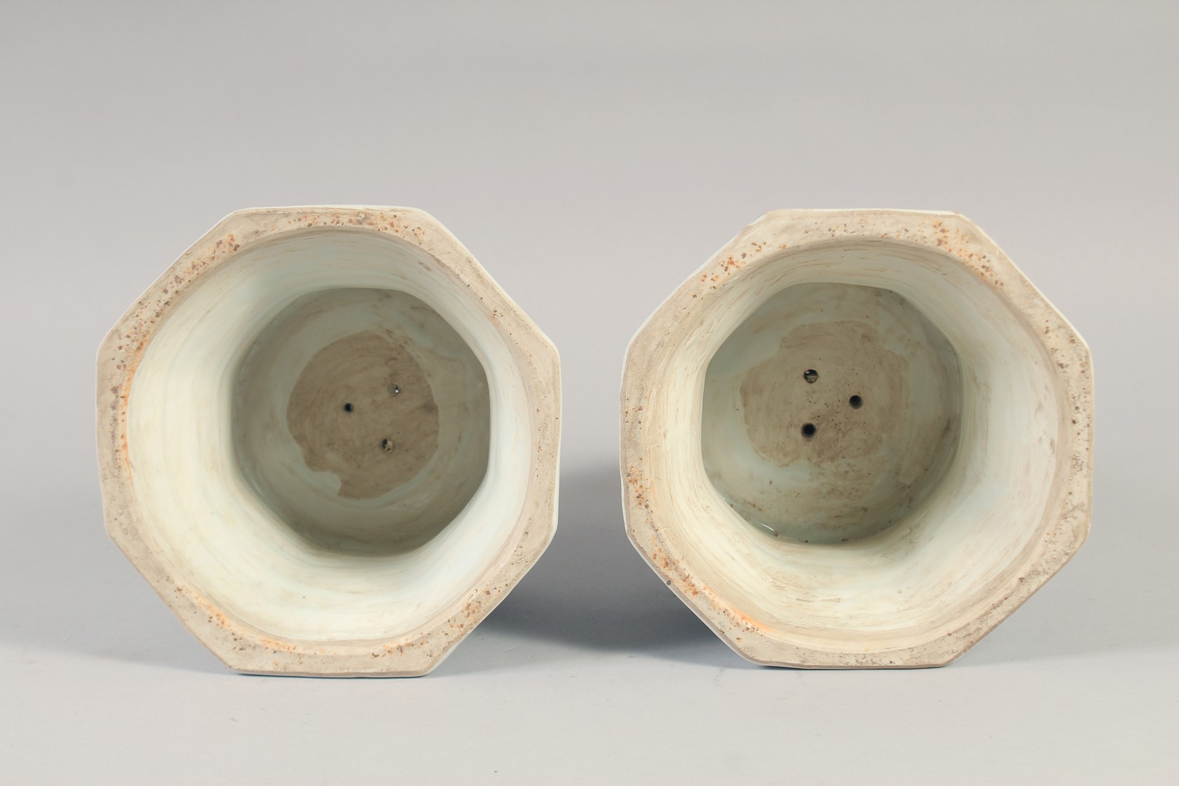 A PAIR OF A CHINESE BLUE AND WHITE PORCELAIN OCTAGONAL CANDLESTICKS, 27.5cm high. - Image 8 of 8