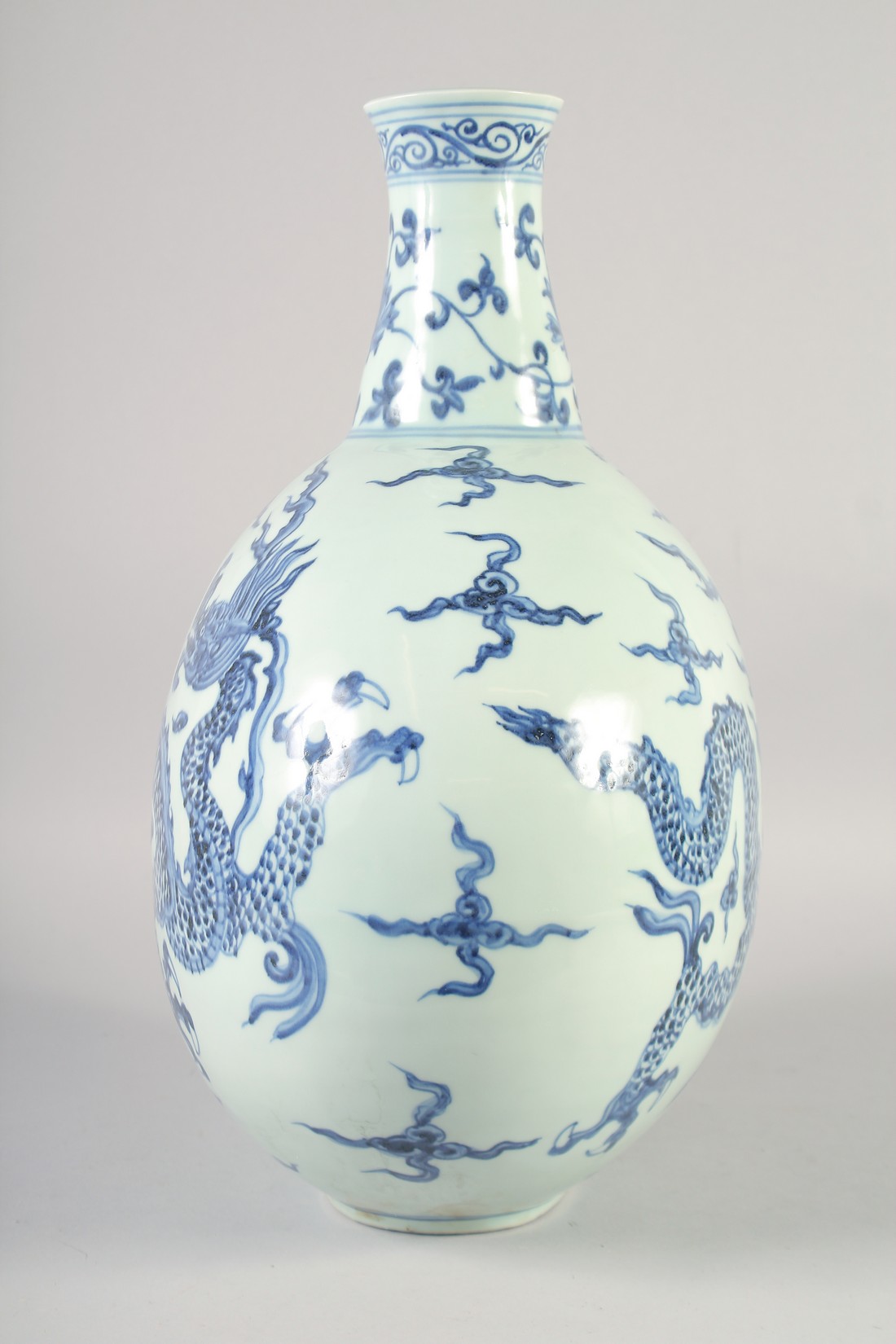 A LARGE CHINESE BLUE AND WHITE PORCELAIN MOON FLASK DRAGON VASE, bearing six-character mark, 44cm - Image 2 of 7