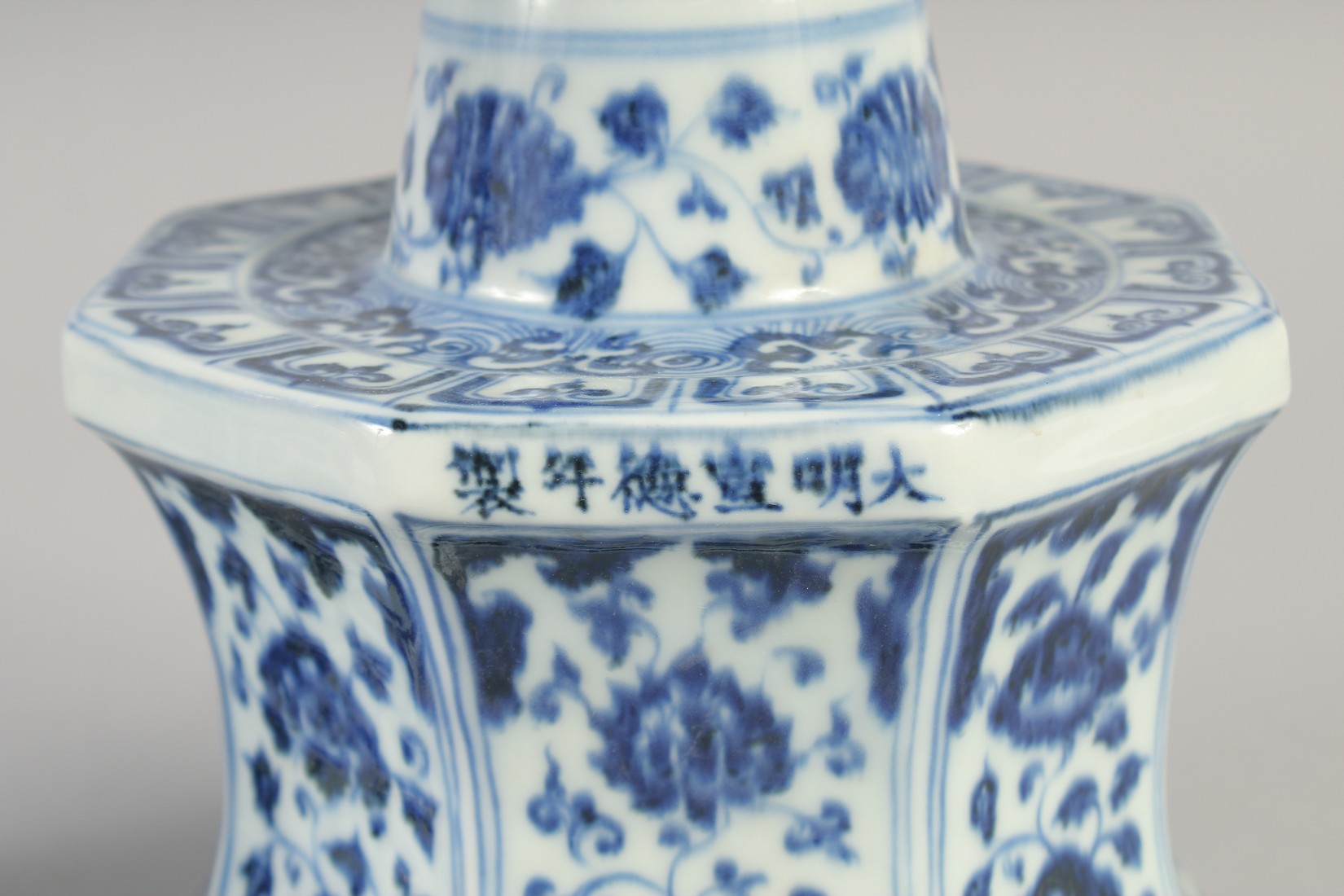 A PAIR OF A CHINESE BLUE AND WHITE PORCELAIN OCTAGONAL CANDLESTICKS, 27.5cm high. - Image 6 of 8