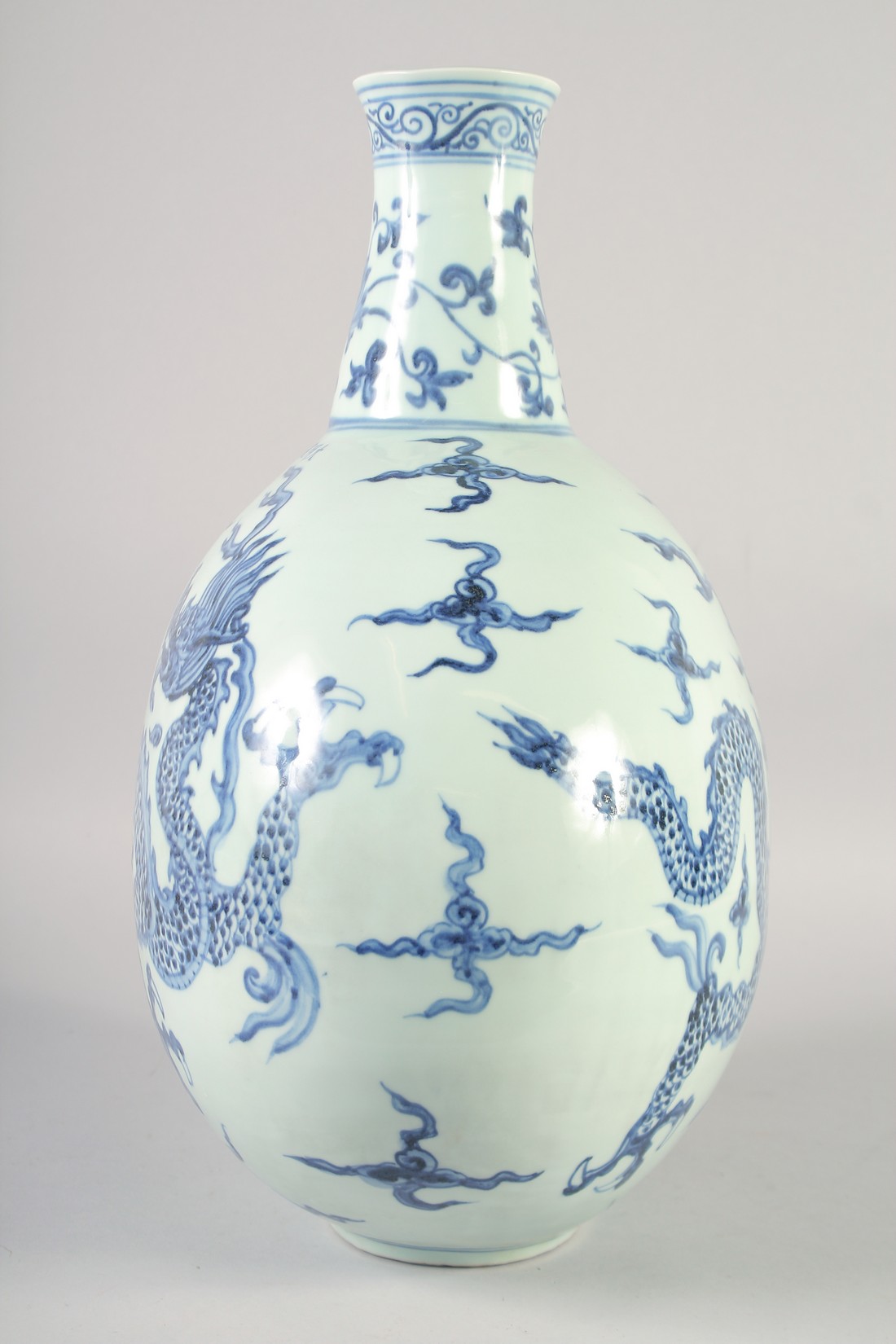 A LARGE CHINESE BLUE AND WHITE PORCELAIN MOON FLASK DRAGON VASE, bearing six-character mark, 44cm - Image 4 of 7