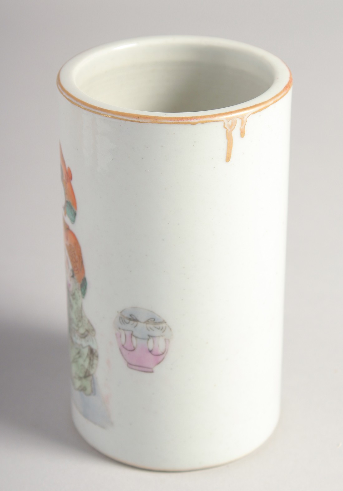 A CHINESE FAMILLE ROSE PORCELAIN BRUSH POT, painted with a male and female figure, character mark to - Image 3 of 5