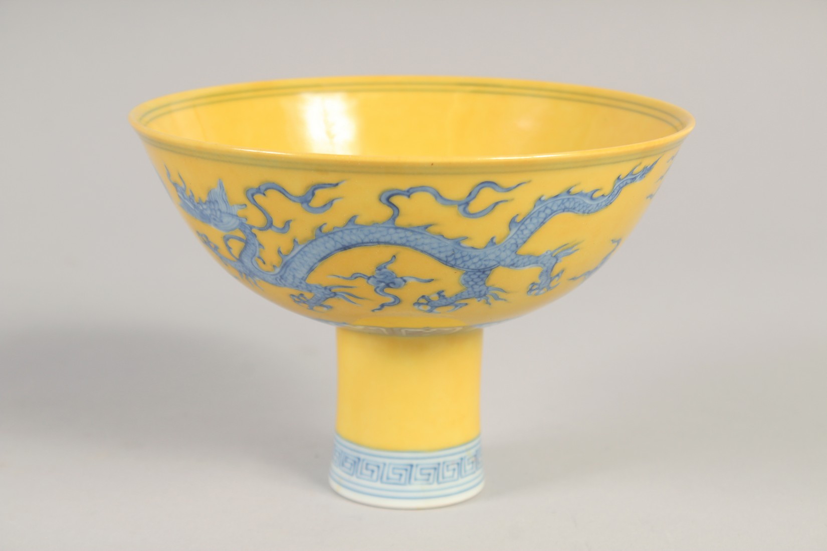 A CHINESE YELLOW GROUND BLUE AND WHITE STEM CUP, decorated with dragons, with six-character mark, - Image 2 of 6