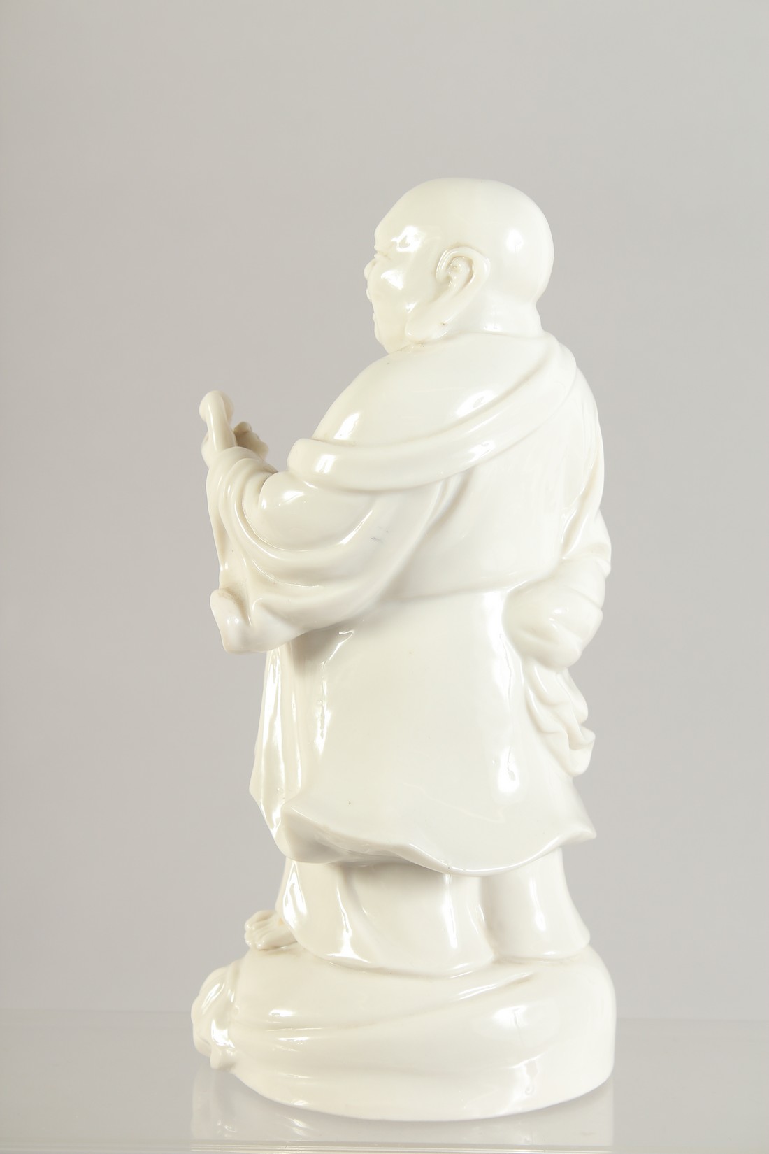 A BLANC DE CHINE PORCELAIN FIGURE OF AN IMMORTAL, 19.5cm high. - Image 3 of 5