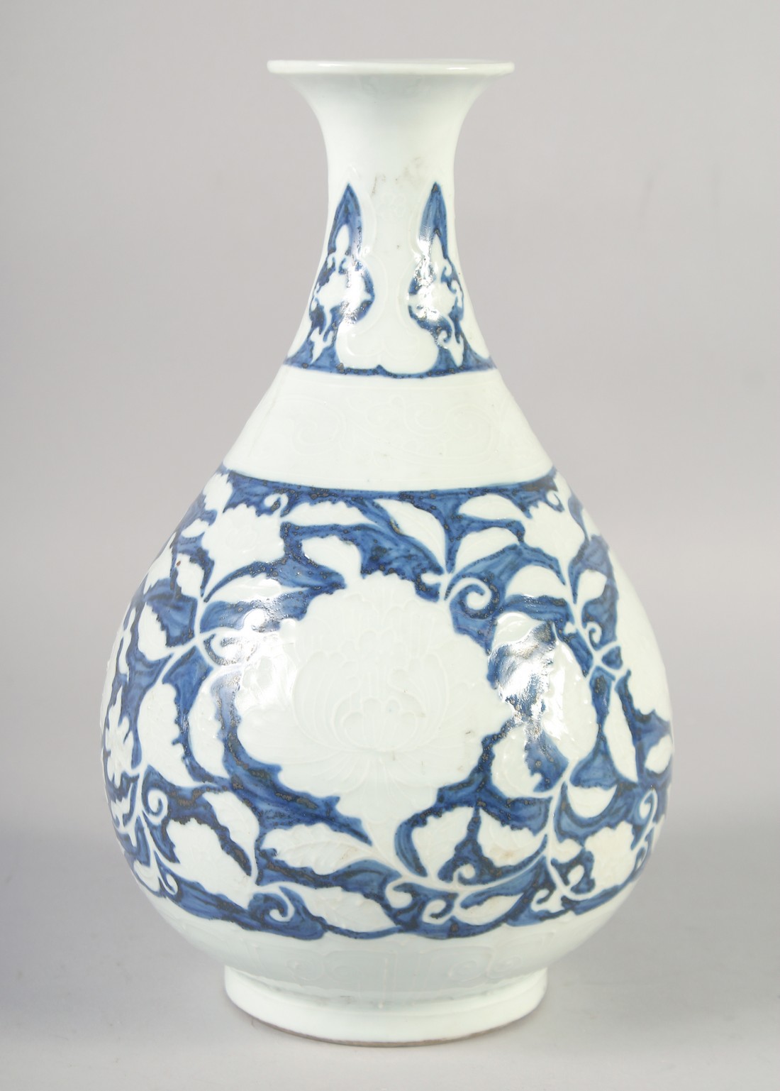A CHINESE BLUE AND WHITE PORCELAIN YUHUCHUNPING VASE, with floral decoration, four-character mark to