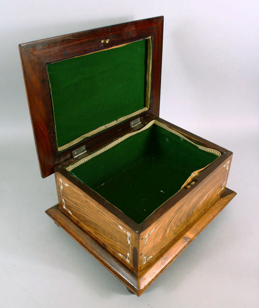 AN INDIAN BONE INLAID WOODEN BOX, inlaid with romantic figures in a landscape, with inlaid border - Image 4 of 5