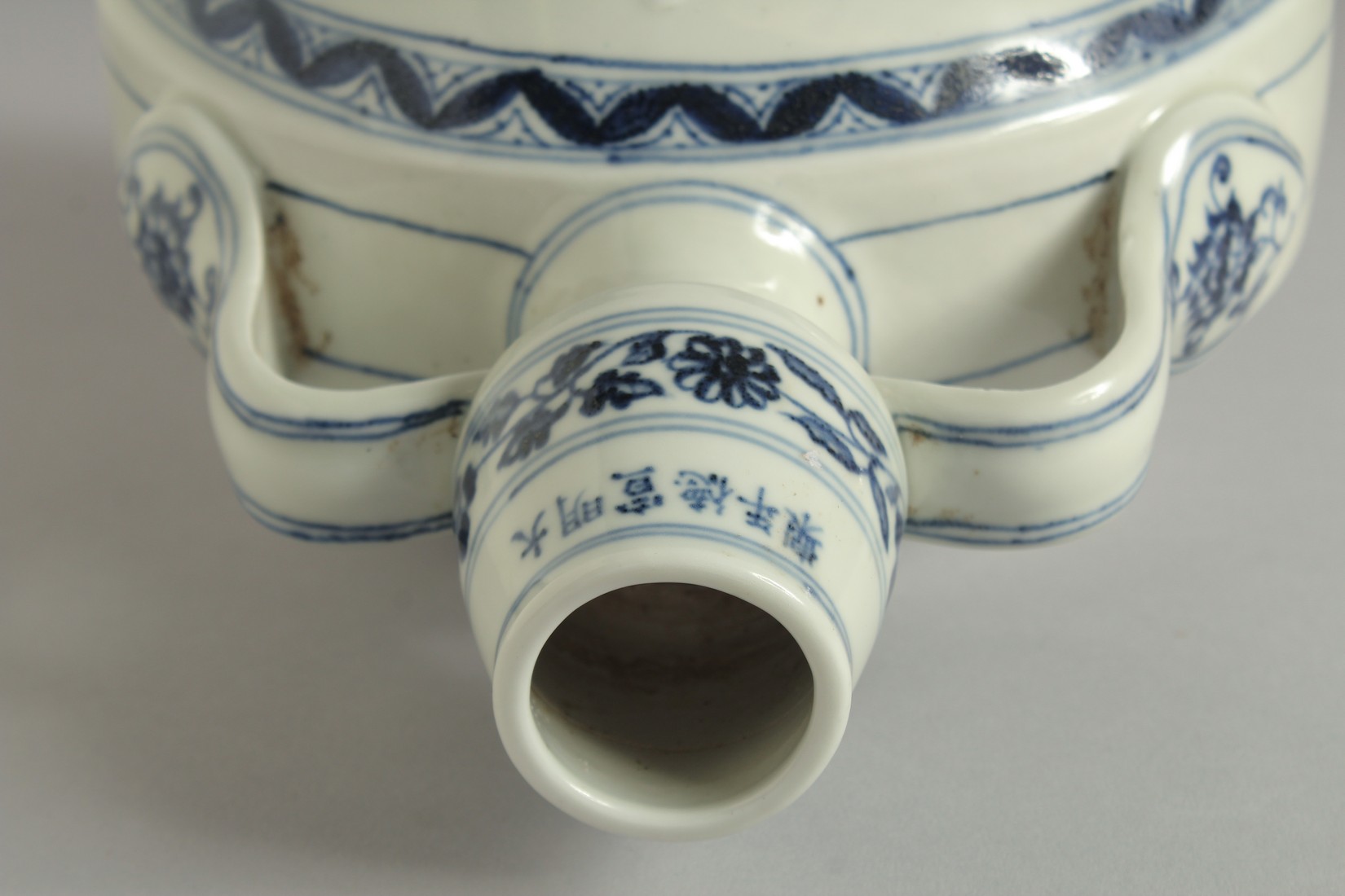 A CHINESE BLUE AND WHITE PORCELAIN TWIN HANDLED MOON FLASK, with carved yin-yang medallion radiating - Image 6 of 7