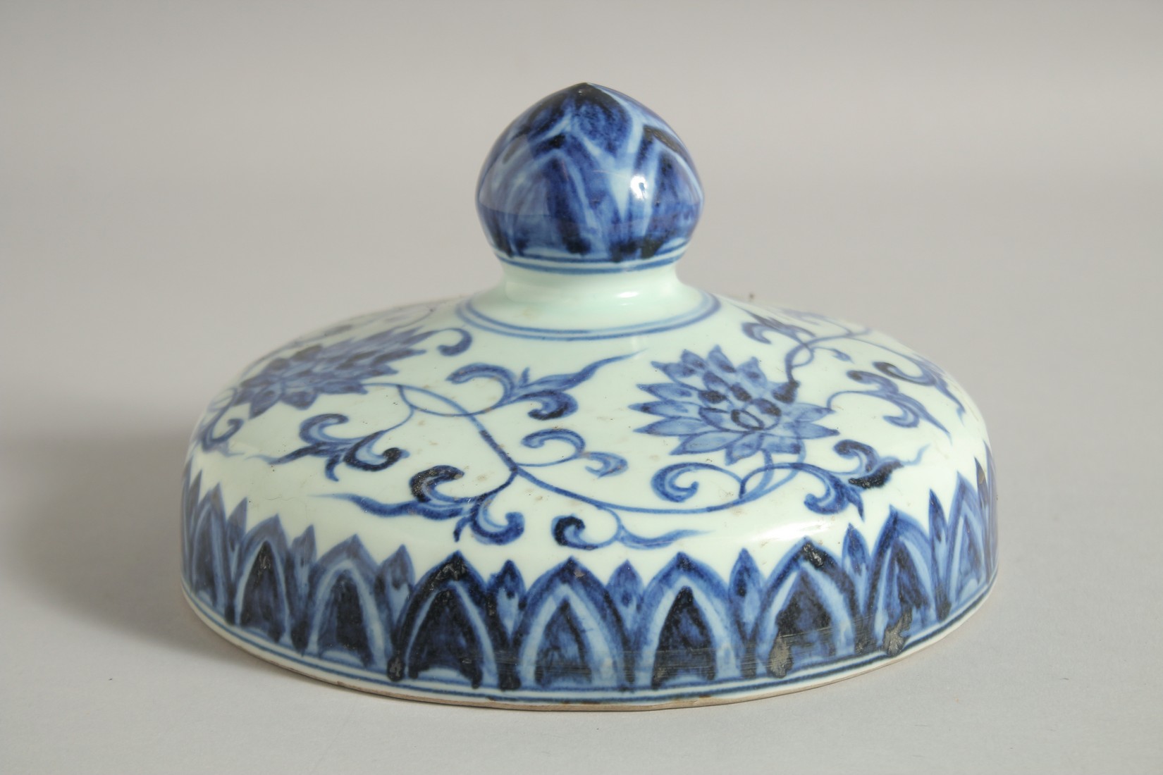 A LARGE CHINESE BLUE AND WHITE PORCELAIN JAR AND COVER, decorated with a dragon and stylised clouds, - Image 6 of 9