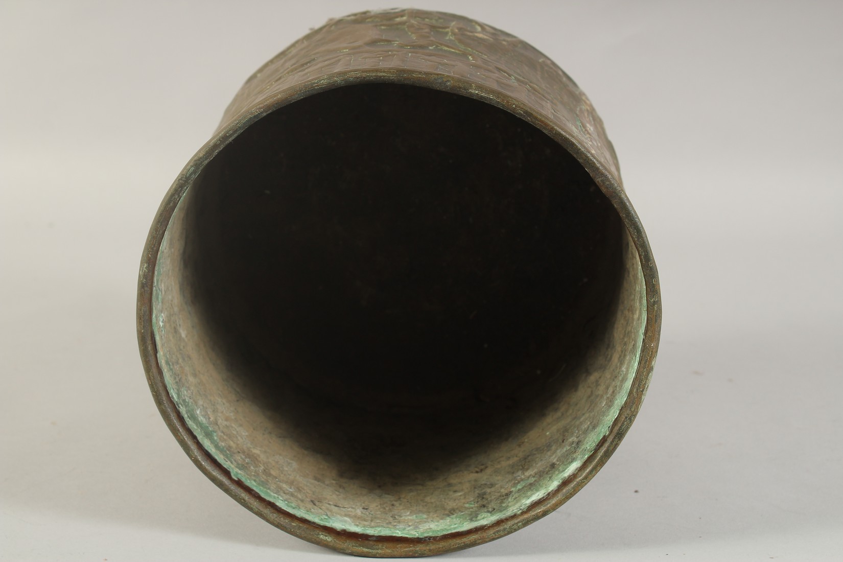 A JUDAICA ENGRAVED AND CHASED BRASS BOWL, 22cm diameter. - Image 4 of 5