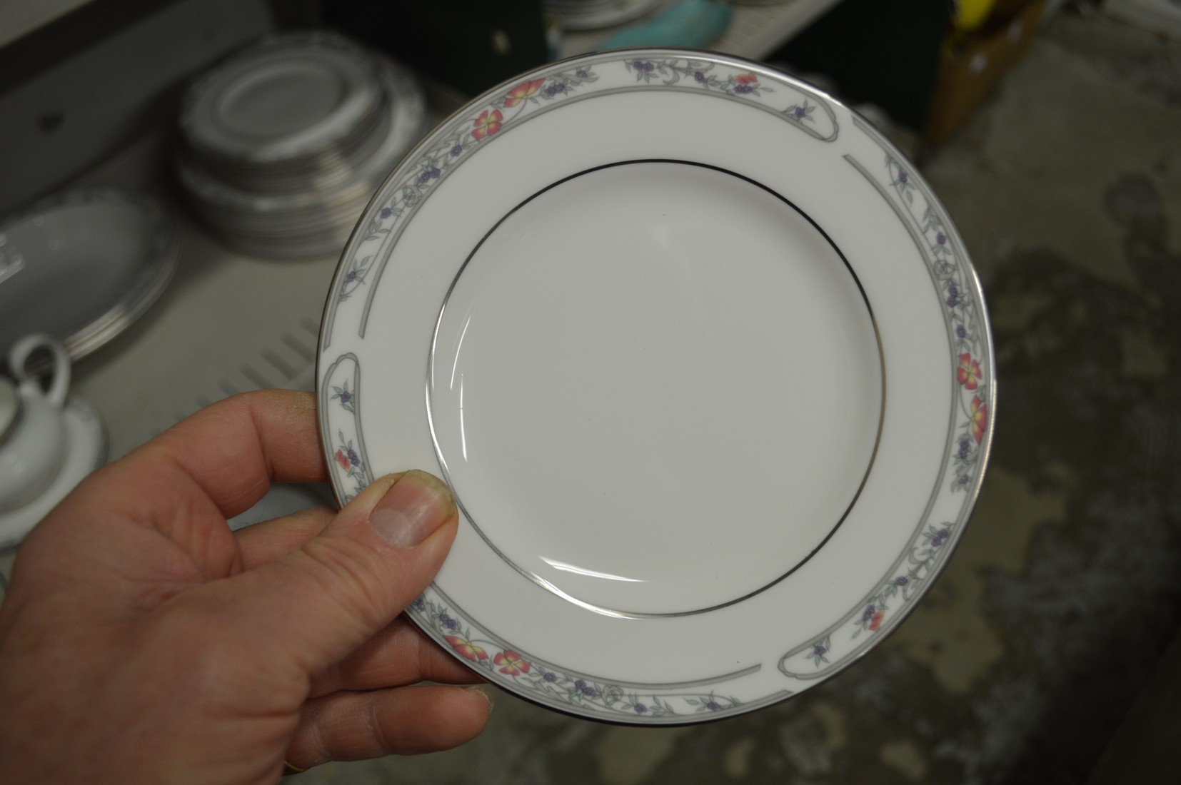 A quantity of Royal Doulton Arlington pattern dinnerware. - Bild 2 aus 3