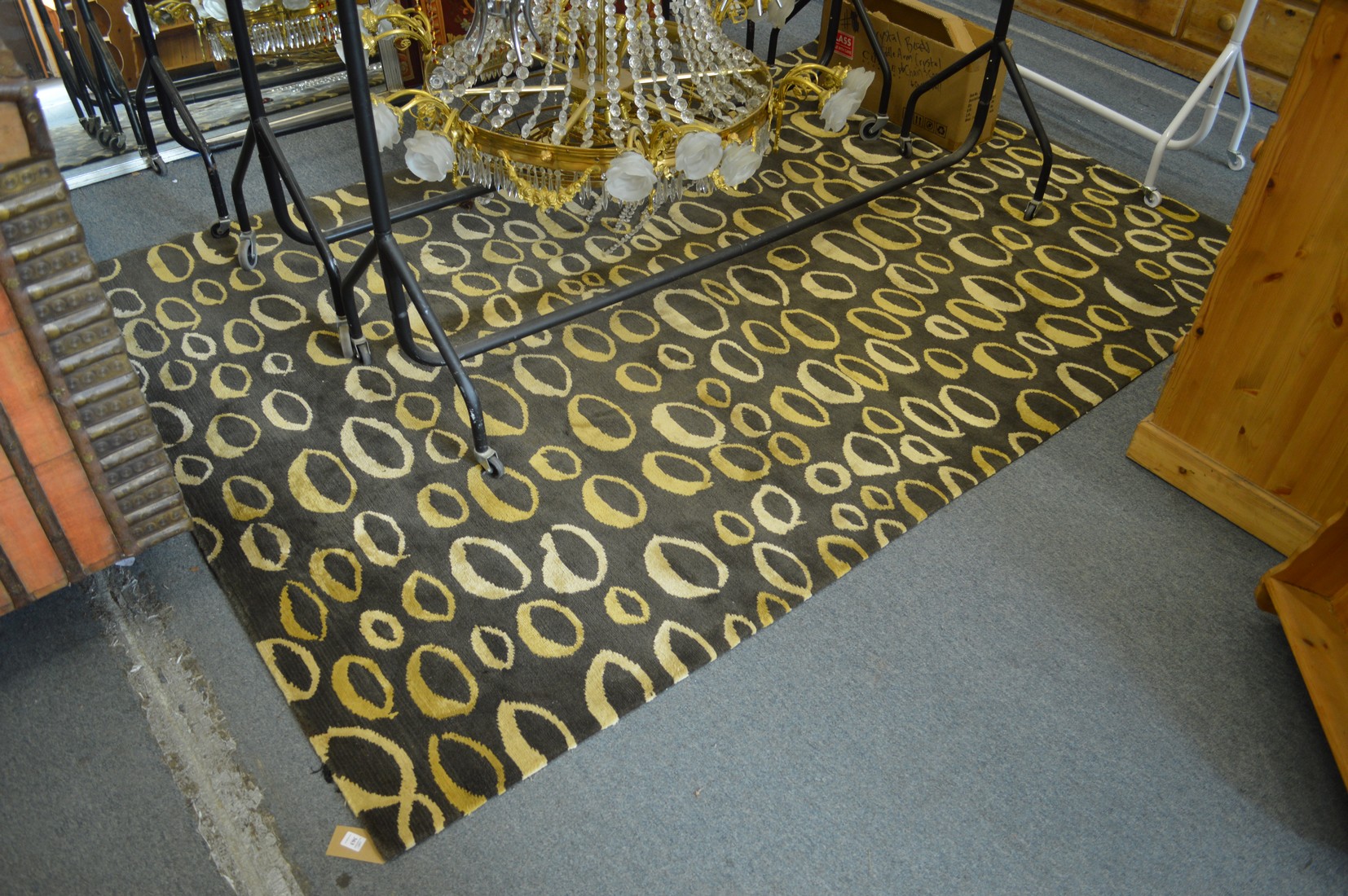 A modern abstract rug 270cm x 182cm.